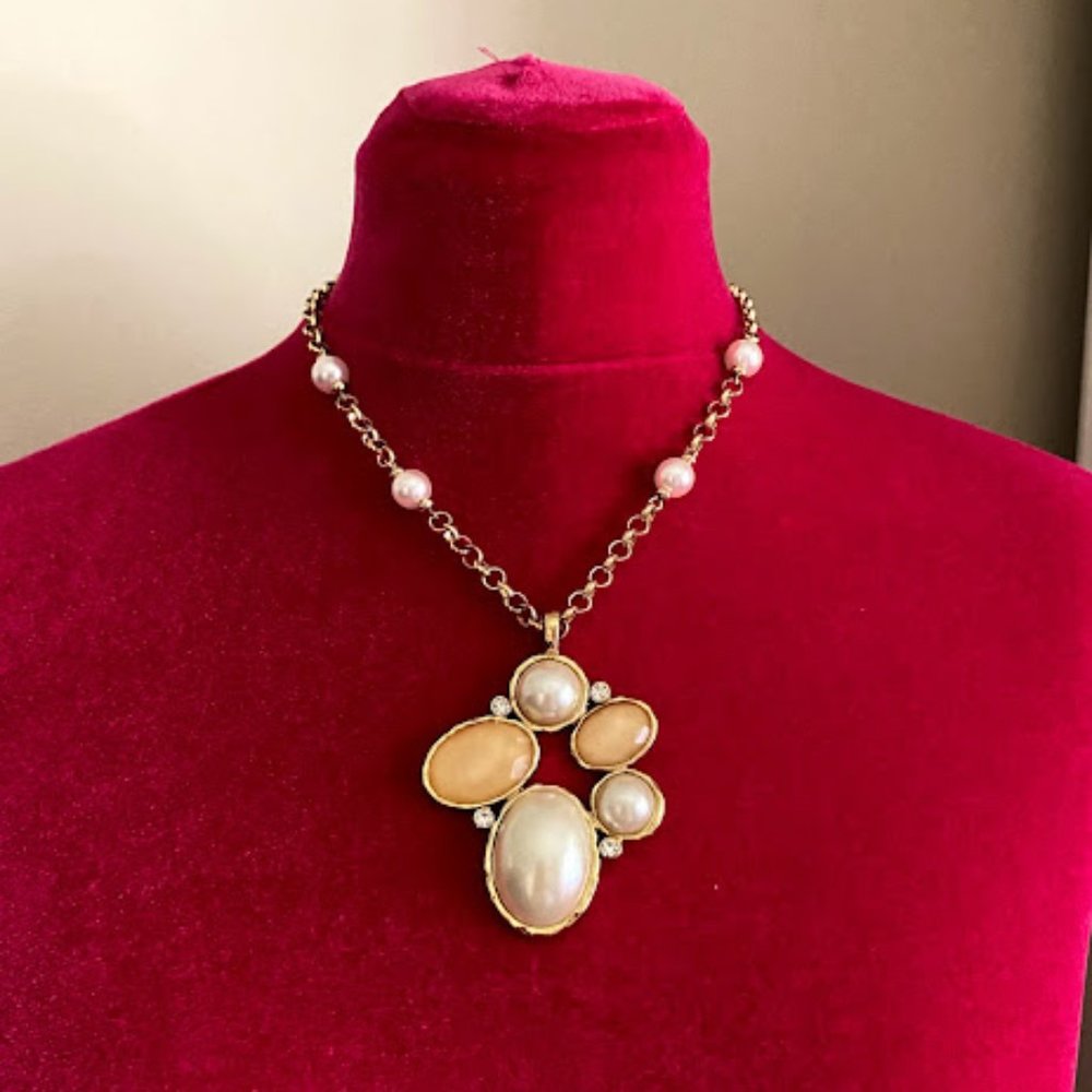 ✨3 for $10✨Chico's pearl and pink cluster necklace